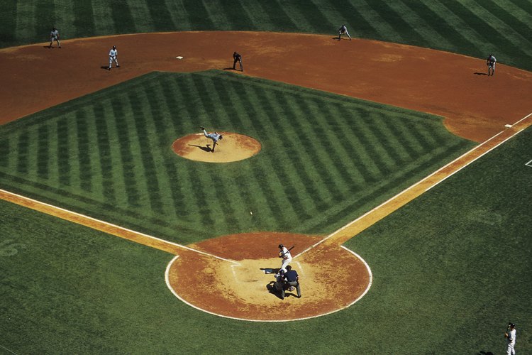 La lluvia puede causar un retraso o aplazamiento de un partido de béisbol.