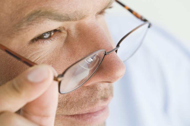 Los prismas son un tipo de lente con configuraciones geométricas precisas, que se añaden a las lentes correctivas para reflejar o doblar la luz de una manera particular.