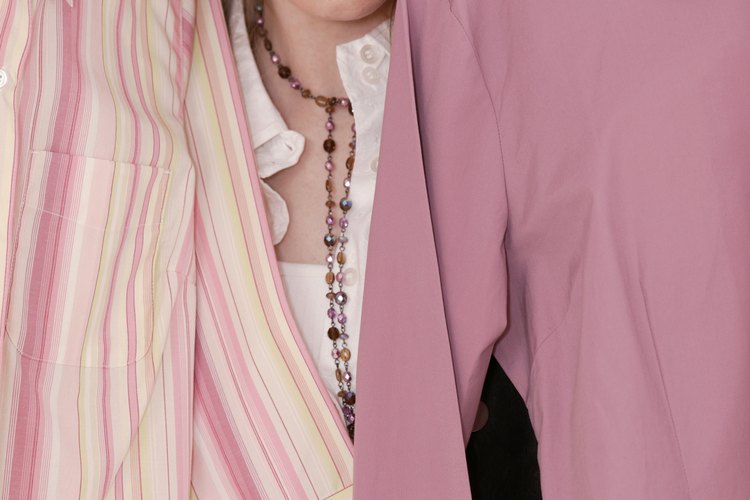 Enrolla los puños de una blusa con cuello a la longitud deseada.