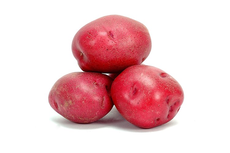 Haz una guarnición de patatas rojas horneadas sin revuelo en paquetes de papel de aluminio.
