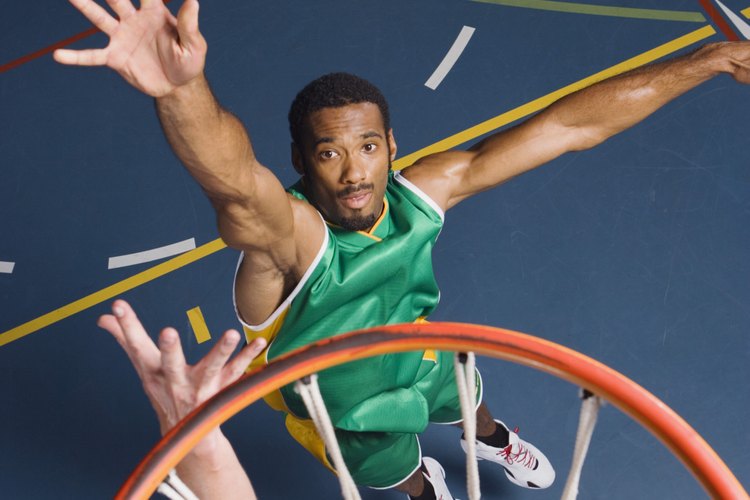 Ser más alto puede ayudarte a tener ventaja sobre los oponentes en el baloncesto.