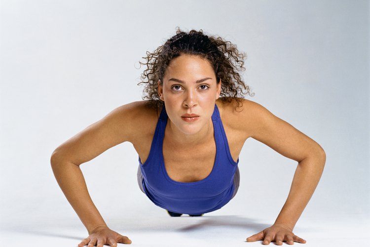 Las flexiones de brazo fortalecerán tus músculos, pero no provocarán una pérdida de peso significativa por sí solas.