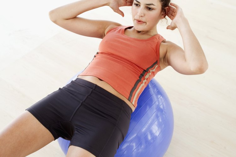 Haz la abdominal con tu torso y levanta las caderas hacia arriba al mismo tiempo.