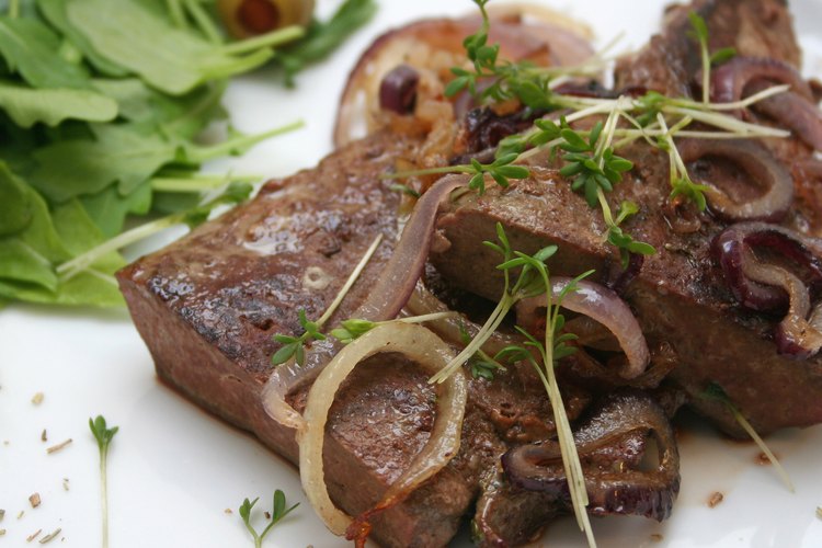 El hígado de vaca contiene carbohidratos y proteínas.