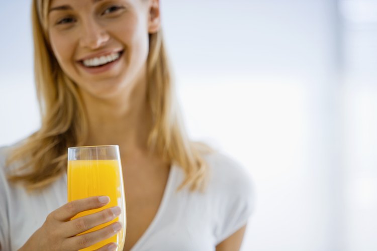 Mujer bebiendo jugo de naranja.