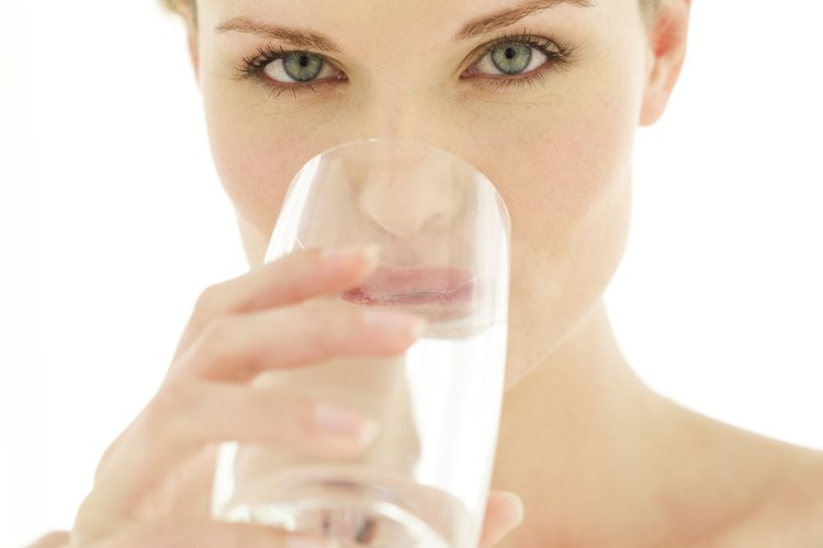 Tomando agua