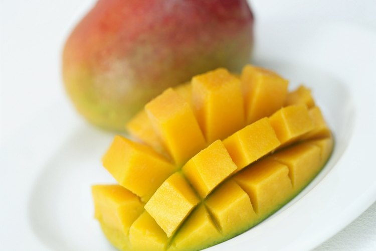 El jugo de mango contiene vitaminas y minerales esenciales para una buena salud.