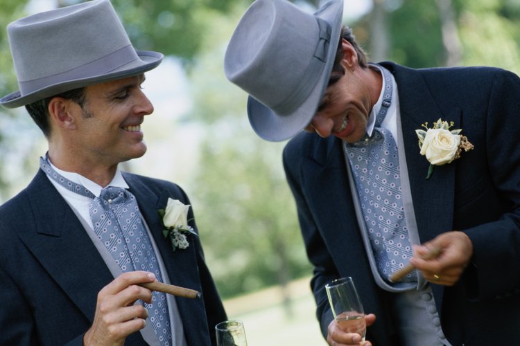Un novio y su padrino riendo y fumando puros