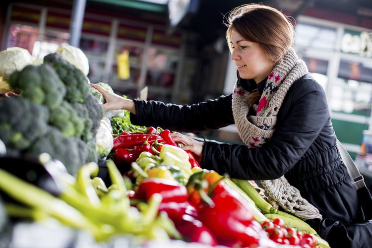 Una dieta balanceada que incluya muchas frutas y vegetales es esencial para la salud de tus ojos.