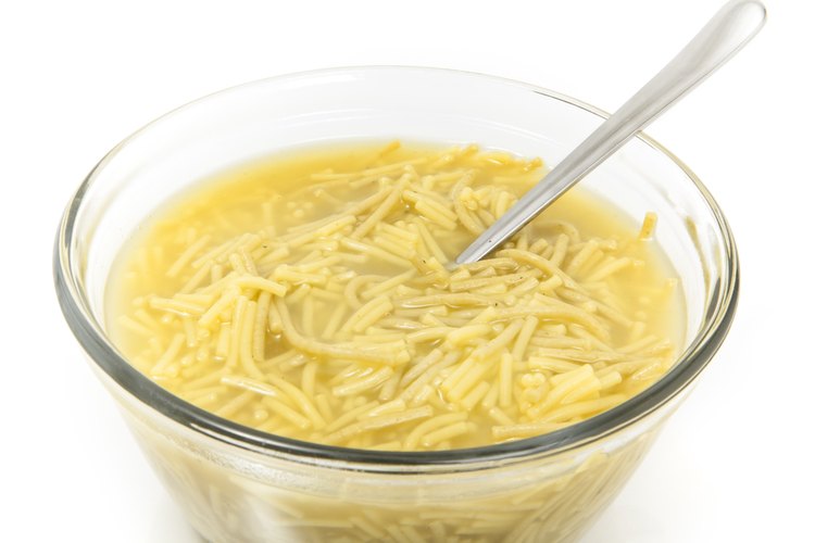 Tazón de sopa de fideos de pollo.