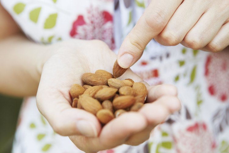 Mujer comiendo almendras, fuente de ATP.