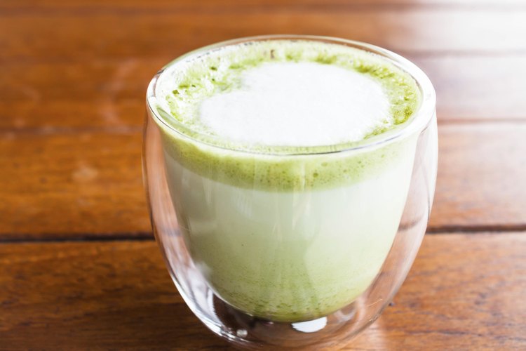 El té verde con leche tiene beneficios para la salud, pero puede añadir grasas y calorías indeseadas a la dieta.