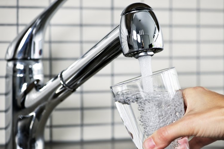 Aún una restricción moderada en la ingestión de agua puede disminuir tu volumen total de agua e impactar en tu salud.