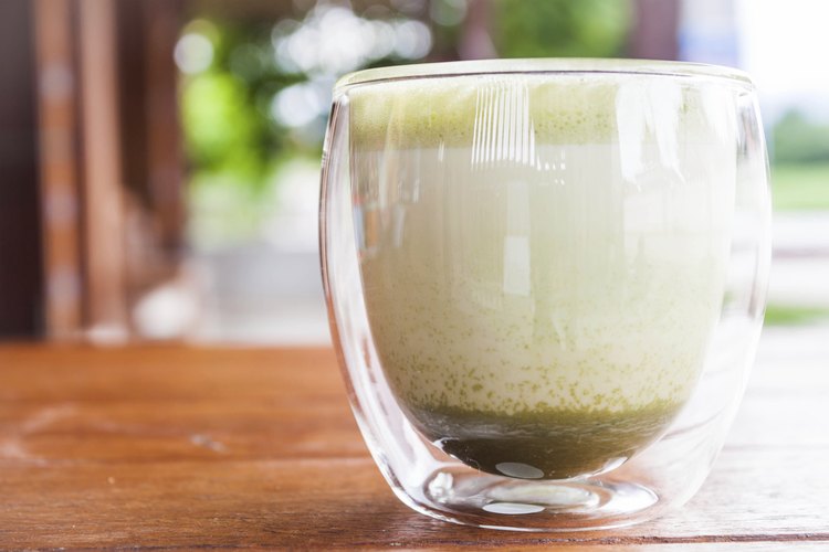 El té verde con leche es una variante del café con leche tradicional hecho con café exprés y leche.