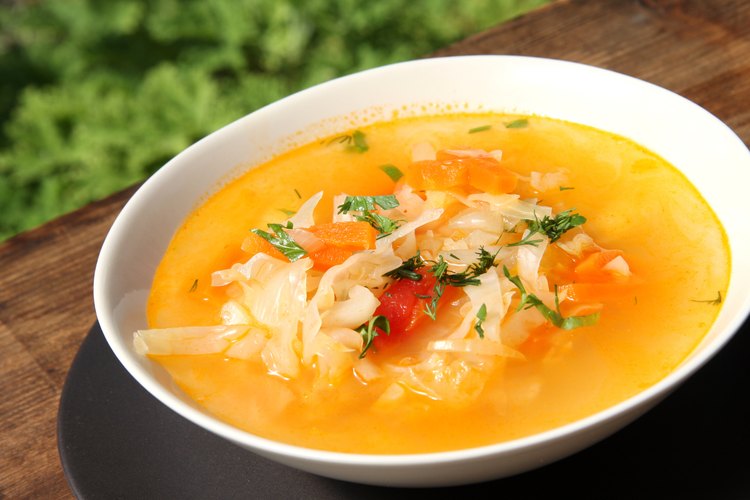 Un tazón de sopa de repollo.