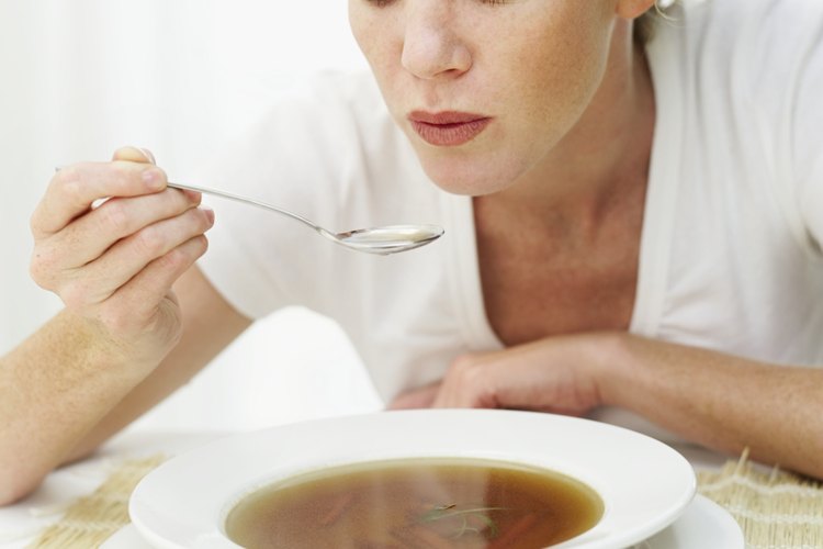 Comer una sopa a base de caldo antes de salir a cenar puede ahorrar calorías hasta en un 20 por ciento.