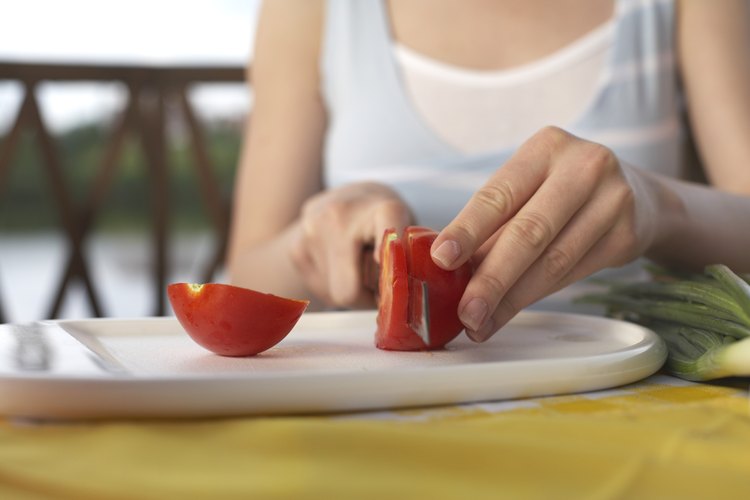 Poco a poco reduce tus calorías para quemar más grasa.