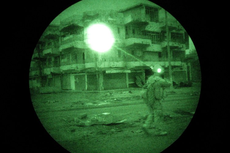 Un dispositivo infrarrojo nocturno permite ver en la oscuridad.