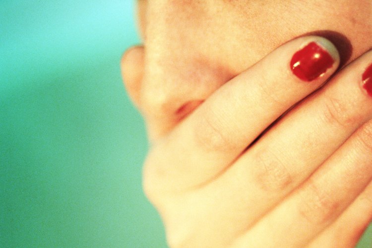 Un vaso sanguíneo roto crea una mancha de un rosado oscuro debajo de la membrana más superficial de tu ojo.
