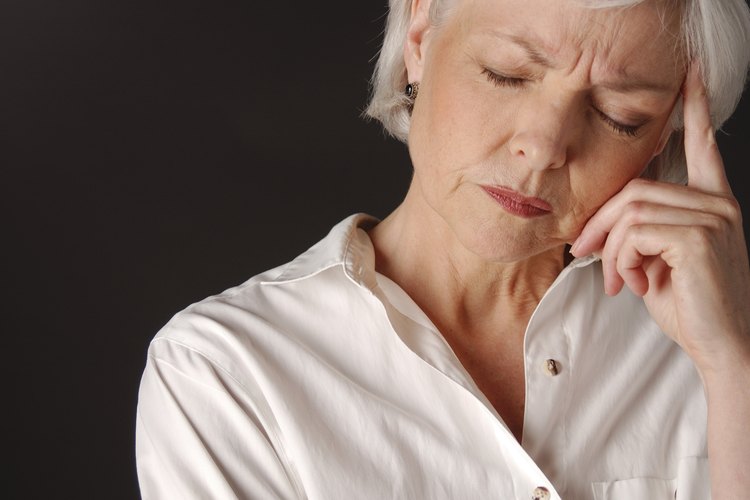 La menopausia trae consigo síntomas como los bochornos, dolores de cabeza, retención de líquidos y la depresión.