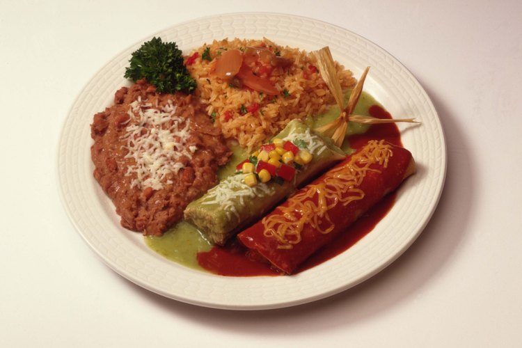 Los frijoles pintos se sirven comúnmente como frijoles refritos en platillos mexicanos.