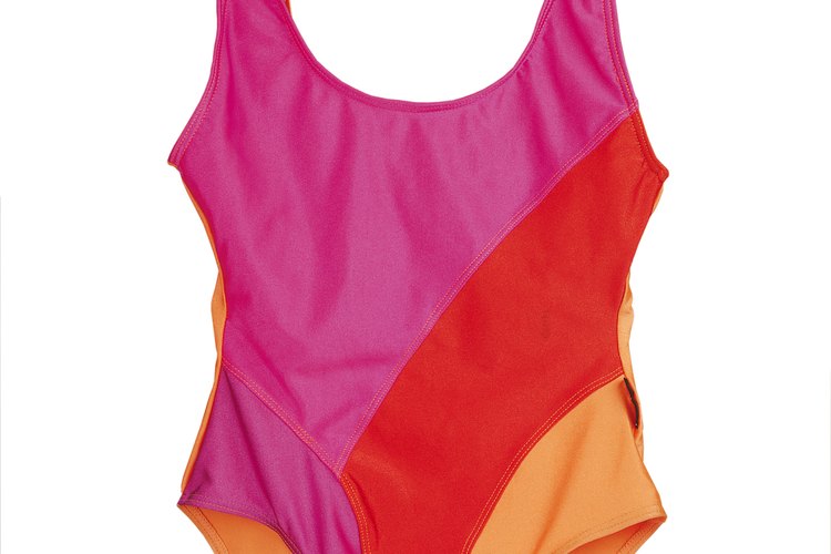 El contorneado de los colores contrastantes es una forma en la que un traje puede ocultar una barriga.