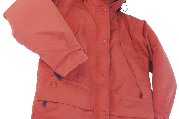 Vuelve a aplicarle un producto impermeabilizante a un abrigo para lluvia en cuanto ya no se formen gotas sobre su superficie.