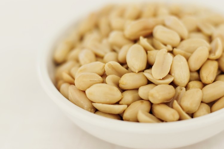 Los maníes tostados y los maníes fritos en aceite contienen cantidades similares de nutrientes esenciales.
