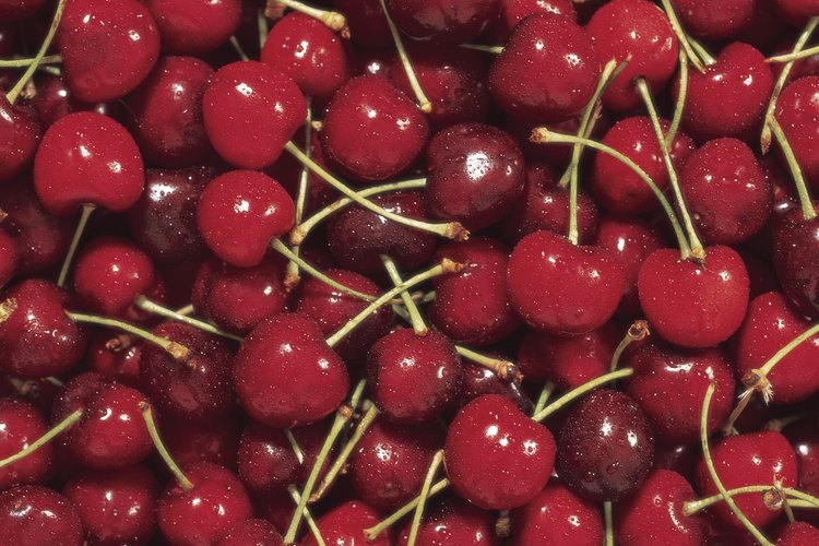 Comer cerezas puede ser peligroso si comes los huesos.