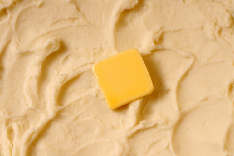La mantequilla aumenta el contenido graso del puré de papas casero.