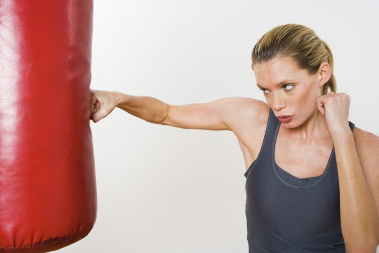 El boxeo y las AMM pueden usar los mismos sacos, pero también tienen equipo especializado.