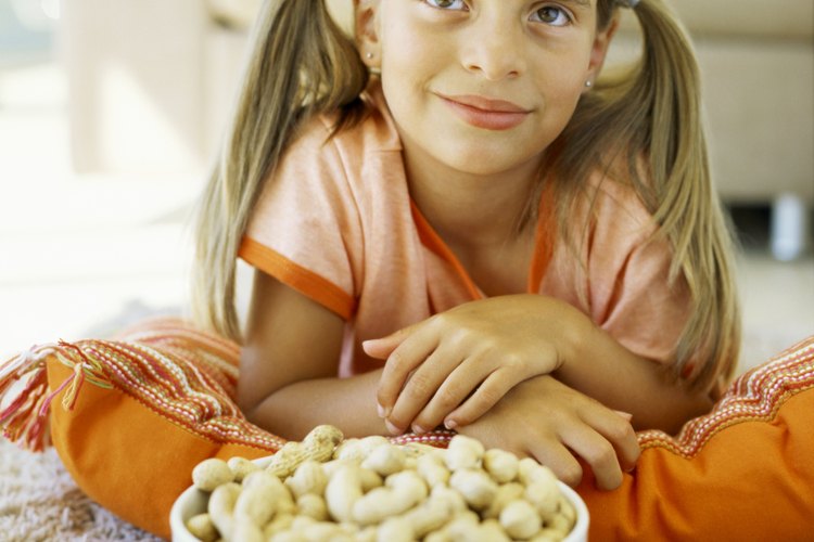 Los cacahuetes pueden ser algo peligroso para un niño con alergia al cacahuete.