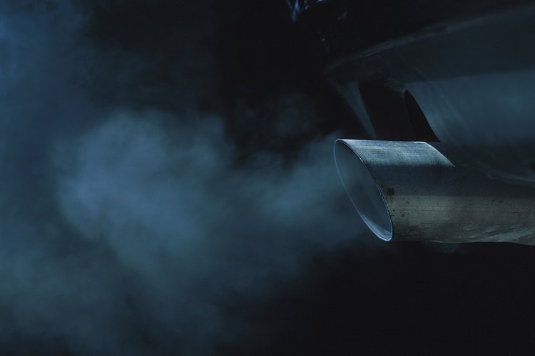 Las partículas liberadas por los caños de escape de los vehículos contaminan el aire.