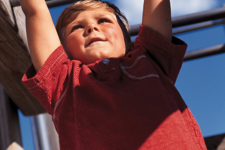 Los niños pueden fortalecer los músculos de los brazos en las barras trepadoras.