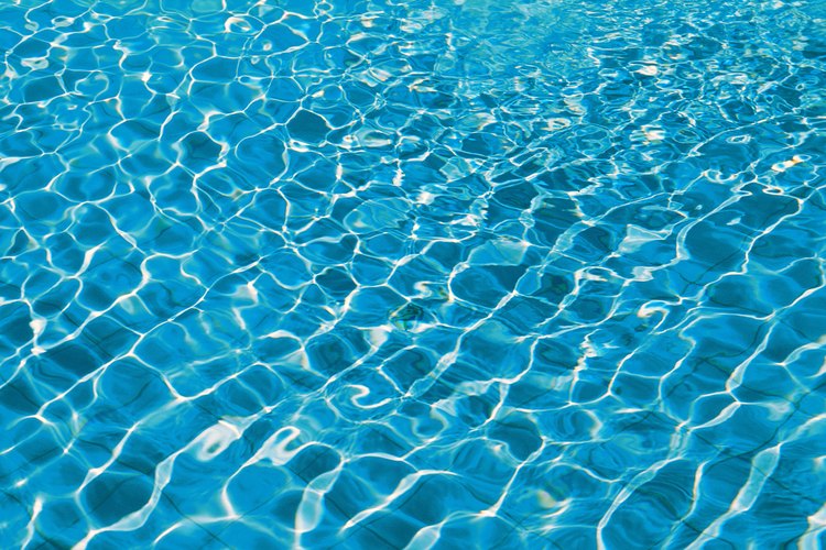 El cloro es un desinfectante de piscinas común.