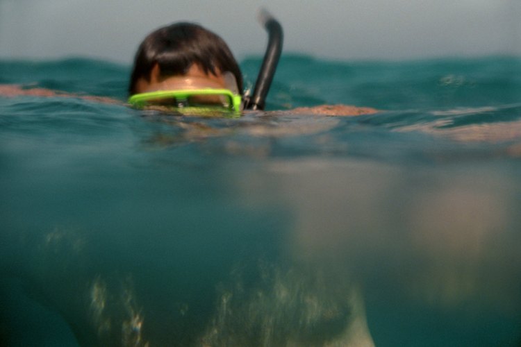 Una luz de buceo puede ayudar a disfrutar de las vistas mientras se bucea.