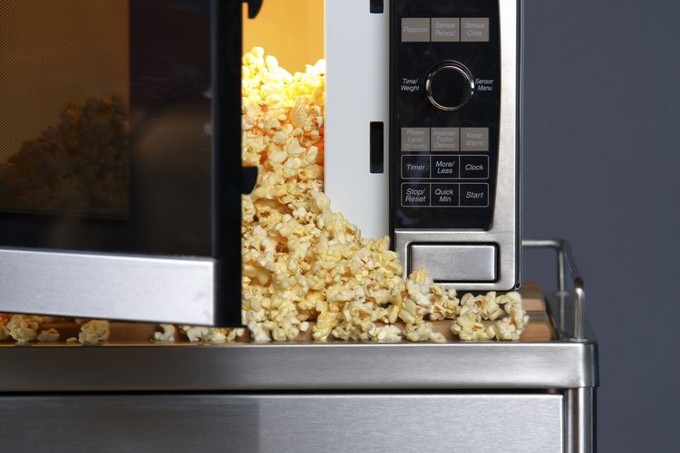 Las bolsas de palomitas para el microondas contienen químicos especiales para su cocción.