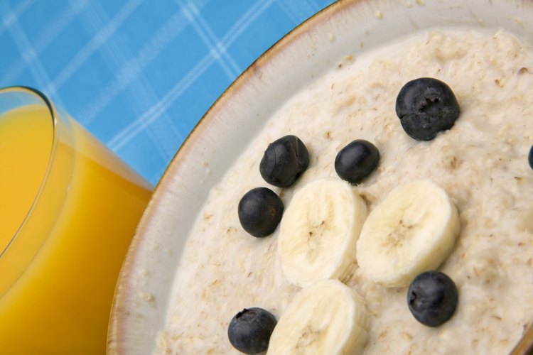 La avena libre de gluten y la fruta son una opción segura para desayuno.