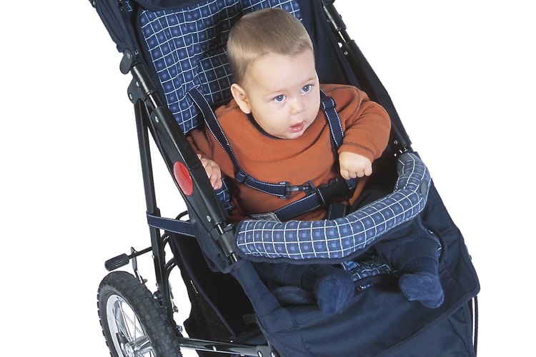 Vas a tener que encontrar la manera de transportar a tu hijo del avión sin la ayuda de una silla de paseo.