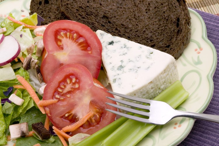 Puedes obtener los tres tipos de hidratos de carbono a partir de una variedad de alimentos de origen vegetal.