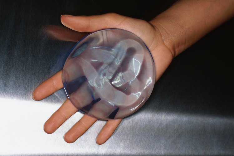 Los implantes de senos son contenedores de silicona llenos de solución salina o gel de silicona.