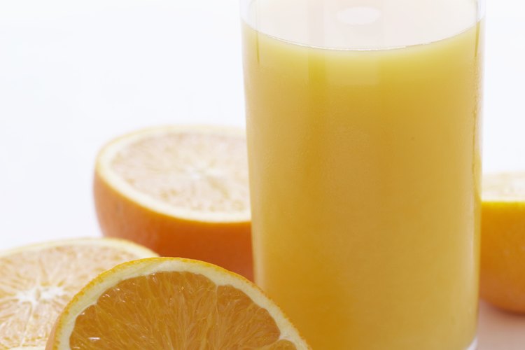 El jugo de naranja aumenta la absorción de hierro.