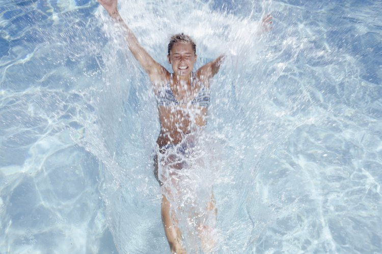 Mantén tu piscina siendo segura para tu piel revisando el pH.