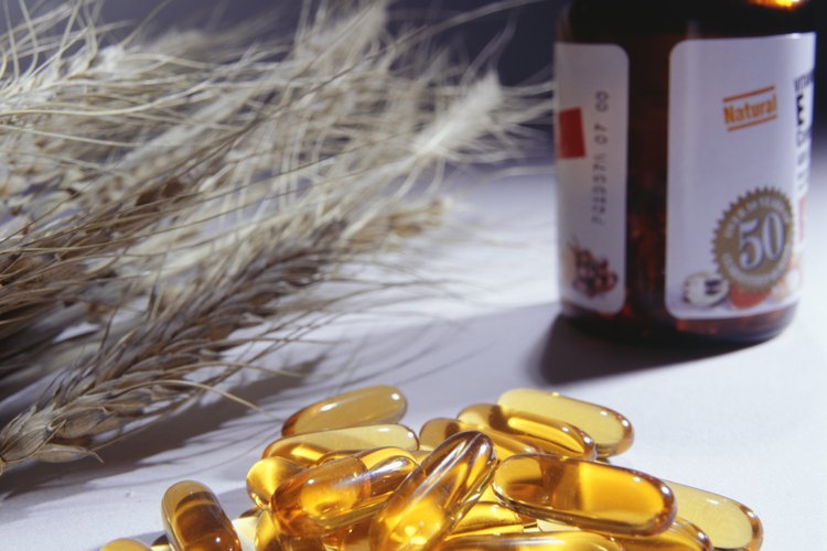 Un remedio para que se vean más claras consiste en aplicar en ellas una pequeña cantidad de aceite de vitamina E todas las noches.
