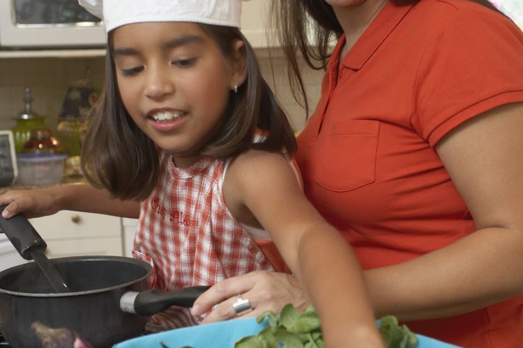 Ayuda a que los niños aprendan mientras cocinan.