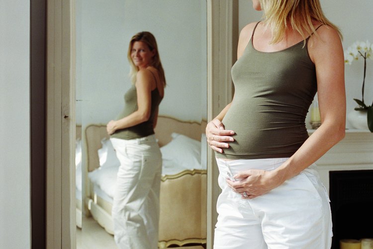 Un pequeño DIU en forma de T, es insertado en el útero de la mujer a través de la vagina durante la visita a un médico.