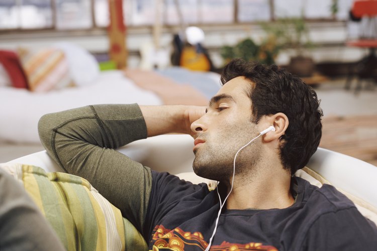 Escucha música.