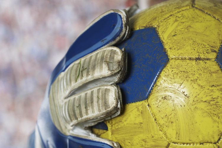 Un arquero podría no sostener una pelota que está más allá de la línea del área de gol.