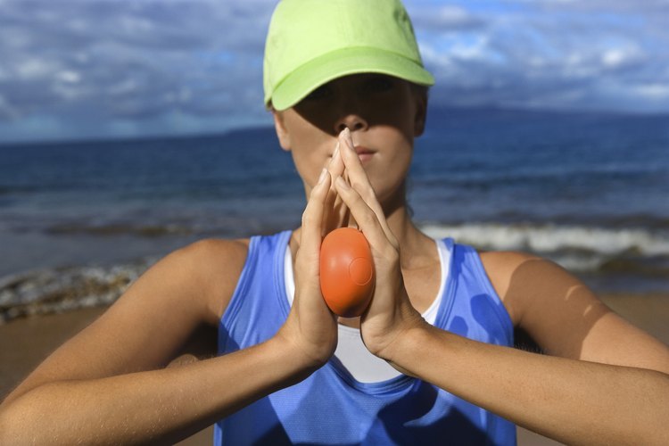 Usar una pelota antiestrés ayuda a que fortalezcas manos y brazos.