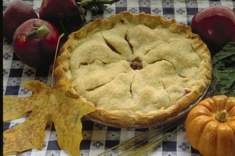 Una tarta de manzanas espesa no hierve a través de los cortes para la ventilación.